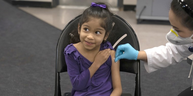 Nhiều nước châu Á đẩy mạnh tiêm vaccine Covid-19 cho trẻ từ 5-11 tuổi